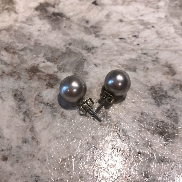3/30$ Grey faux pearls earrings - Picture 1 of 3